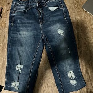 Dark blue skinny jeans.